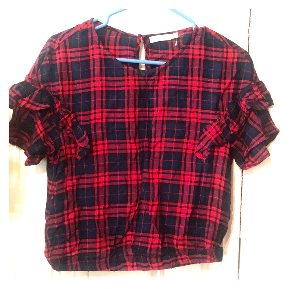 Plaid short sleeve blouse.